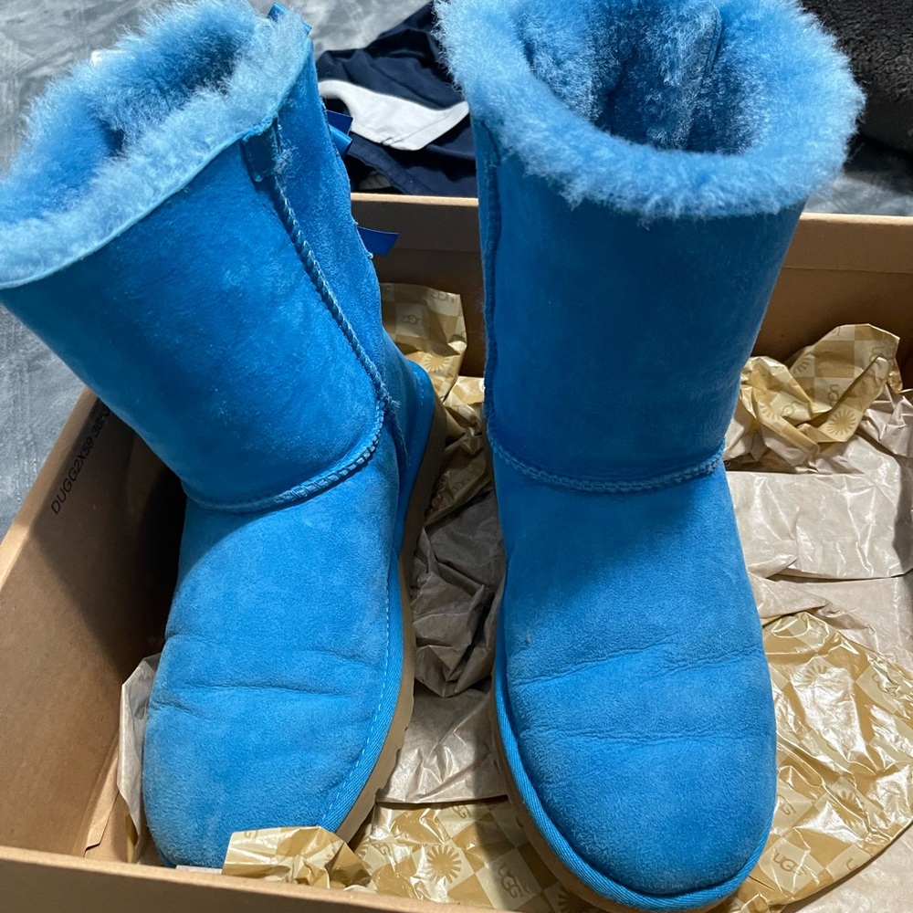 Blue Bow UGGS size BIG KIDS 5